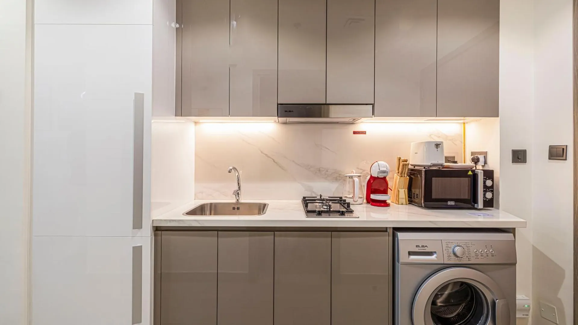 Daniels Poolside Studio In Meydan Dubai Apartment
